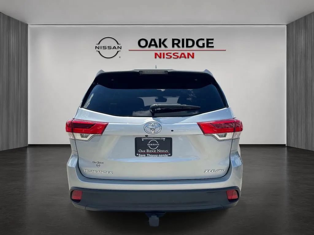 Used 2019 Toyota Highlander XLE AWD/4WD image 4