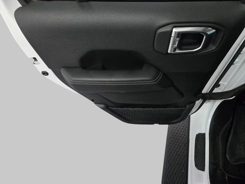 Used 2021 Jeep Gladiator Overland image 16