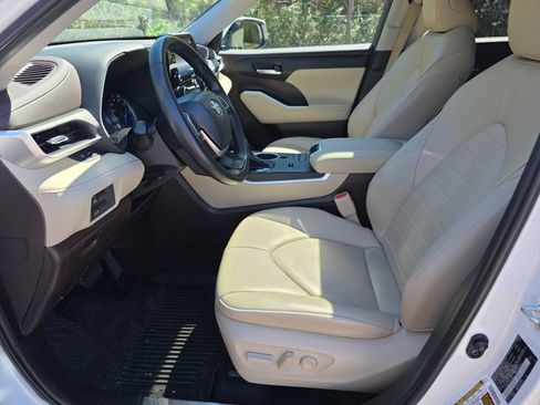 Used 2022 Toyota Highlander XLE image 27