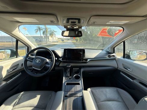 Used 2022 Toyota Sienna Limited FWD image 24