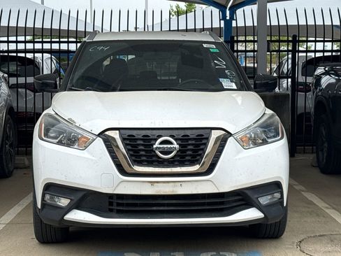 Used 2018 Nissan Kicks SR image 2