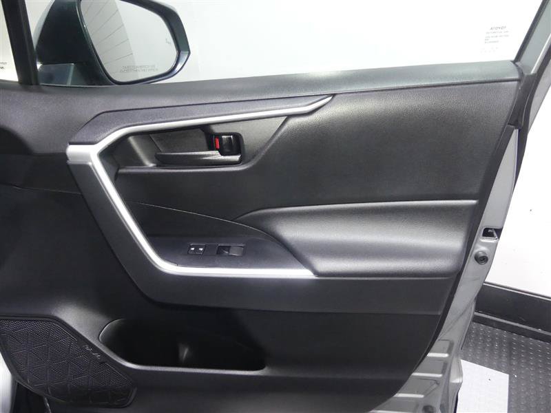 Used 2021 Toyota RAV4 LE AWD/4WD image 19