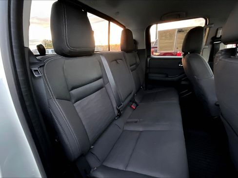 Used 2022 Nissan Frontier SV image 26