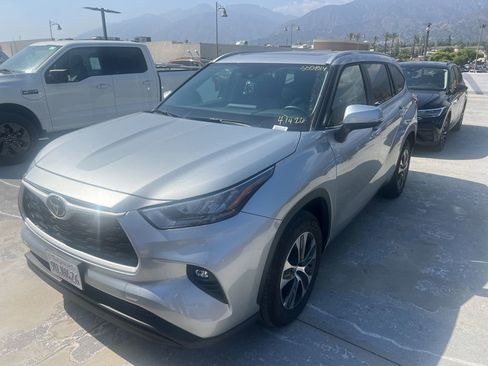 Used 2025 Toyota Highlander XLE FWD image 1