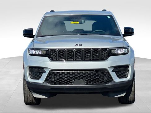 Used 2024 Jeep Grand Cherokee Altitude AWD/4WD image 2