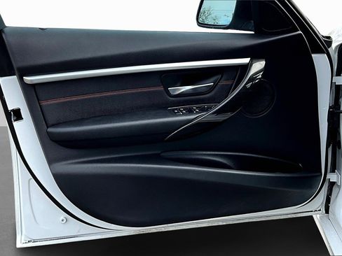 Used 2018 BMW 330e image 16