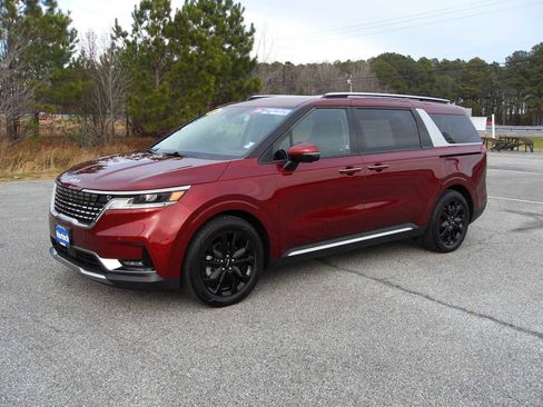 Used 2024 Kia Carnival SX image 1