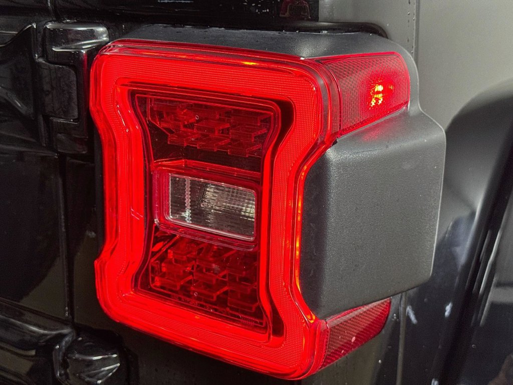Used 2023 Jeep Wrangler Unlimited Sahara AWD/4WD image 32