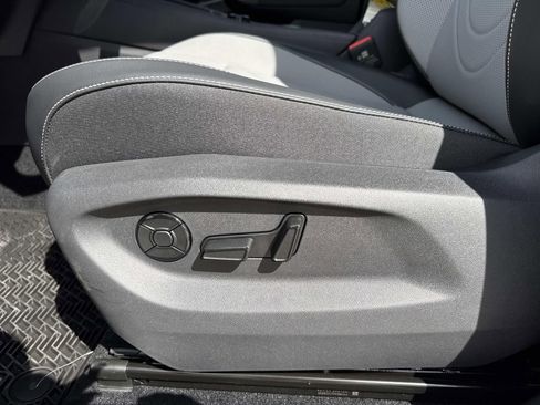 New 2026 Volkswagen Tiguan SE R-Line FWD image 10