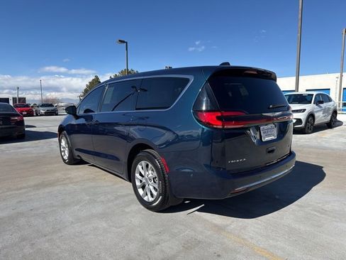 Used 2025 Chrysler Pacifica Select w/ Uconnect Theater Family Group image 7