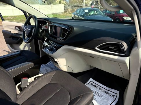 Used 2018 Chrysler Pacifica LX image 28