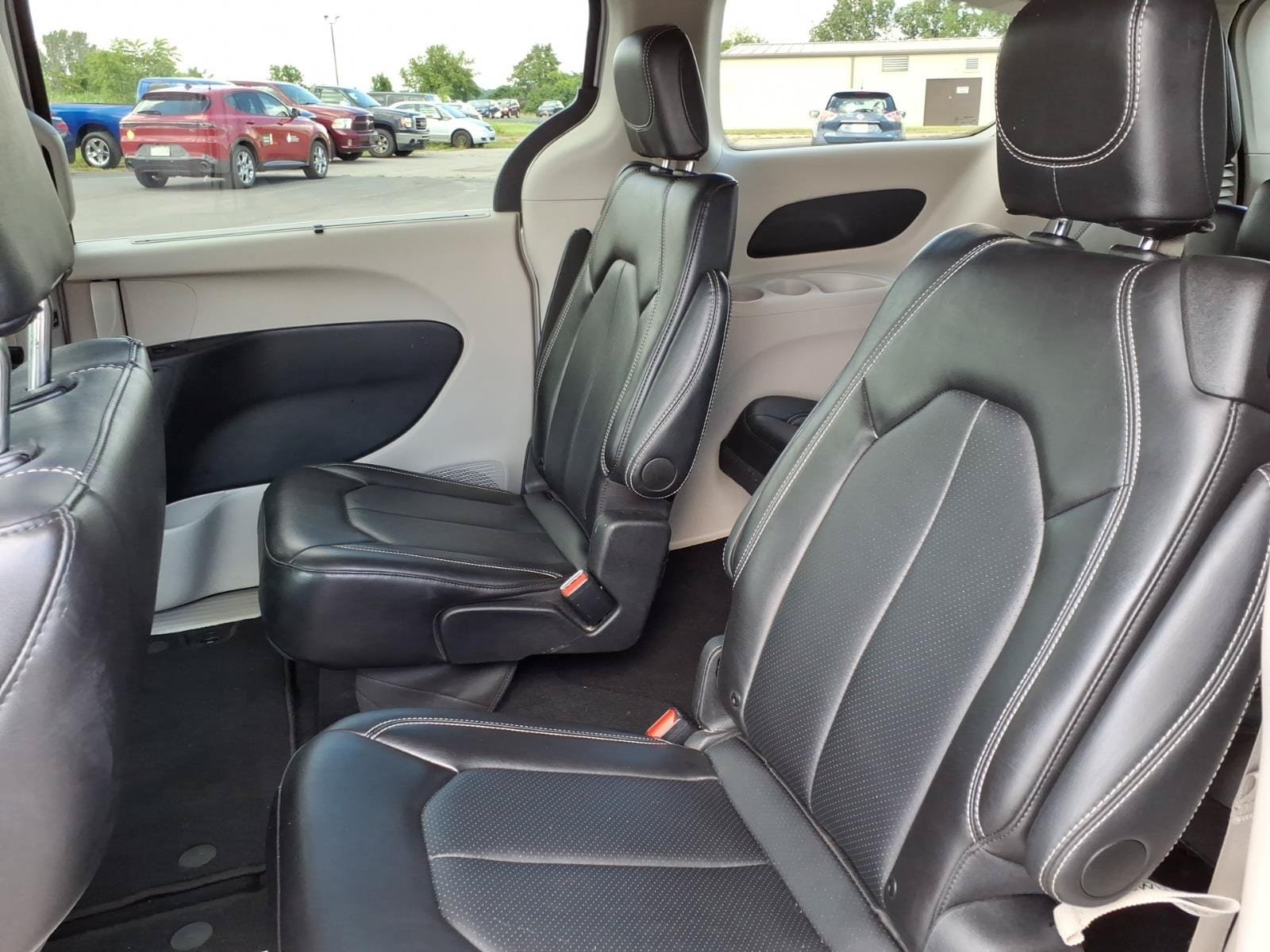 Used 2024 Chrysler Pacifica Touring-L FWD image 9