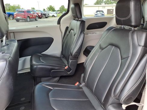 Used 2024 Chrysler Pacifica Touring-L FWD image 9