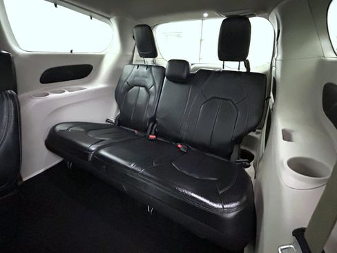 Certified 2022 Chrysler Pacifica Touring-L FWD image 19