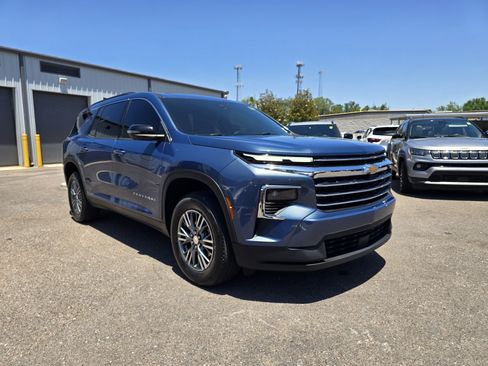 Used 2024 Chevrolet Traverse LT w/ LPO, Floor Liner Package FWD image 2