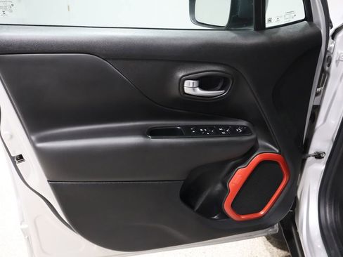 Used 2015 Jeep Renegade Trailhawk image 13