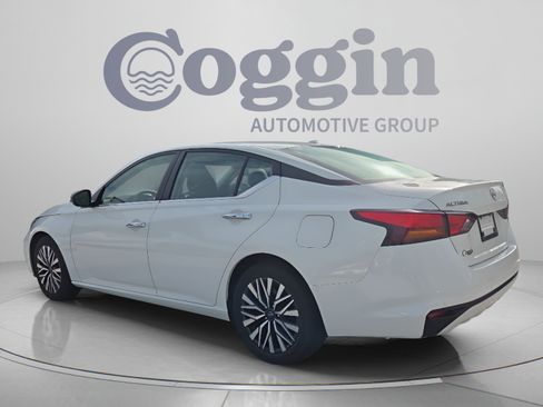 Used 2025 Nissan Altima 2.5 SV FWD image 3