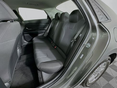 Used 2025 Hyundai Elantra SE image 25