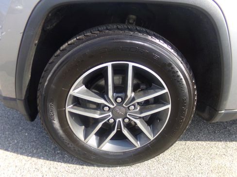 Used 2019 Jeep Grand Cherokee Limited image 14