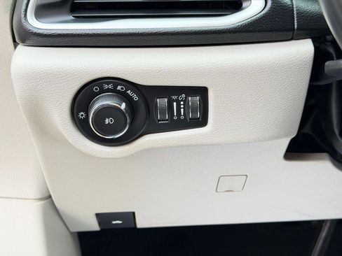 Used 2018 Chrysler Pacifica Touring-L image 17