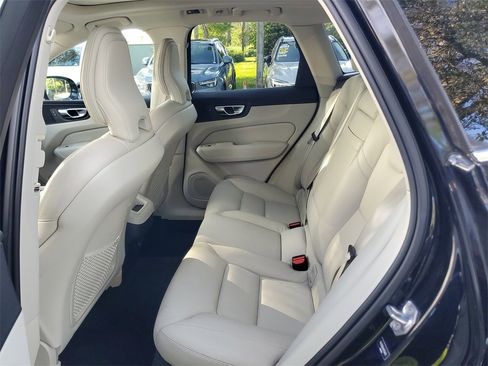 Certified 2021 Volvo XC60 T5 Momentum w/ Premium Package image 11