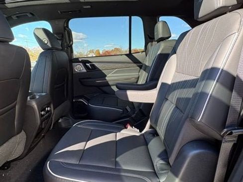 New 2026 Buick Enclave Avenir image 18