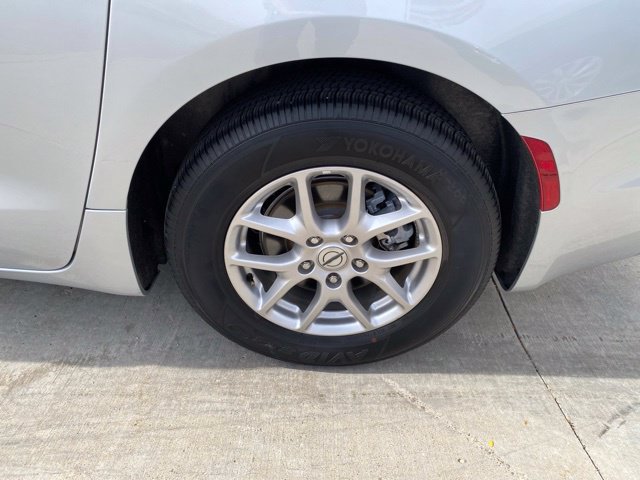 Used 2024 Chrysler Pacifica Touring-L FWD image 12