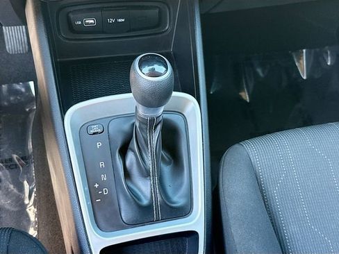 Used 2022 Hyundai Venue SE image 16