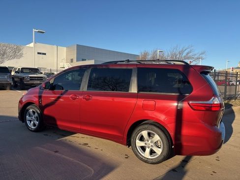 Used 2017 Toyota Sienna LE image 8