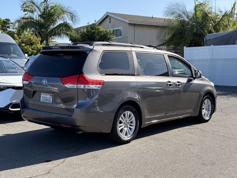 Used 2014 Toyota Sienna XLE FWD image 3