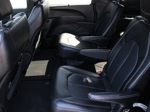 Used 2025 Chrysler Pacifica Select FWD image 24