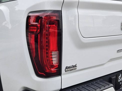 Used 2021 GMC Sierra 2500 AT4 w/ AT4 Premium Plus Package AWD/4WD image 10