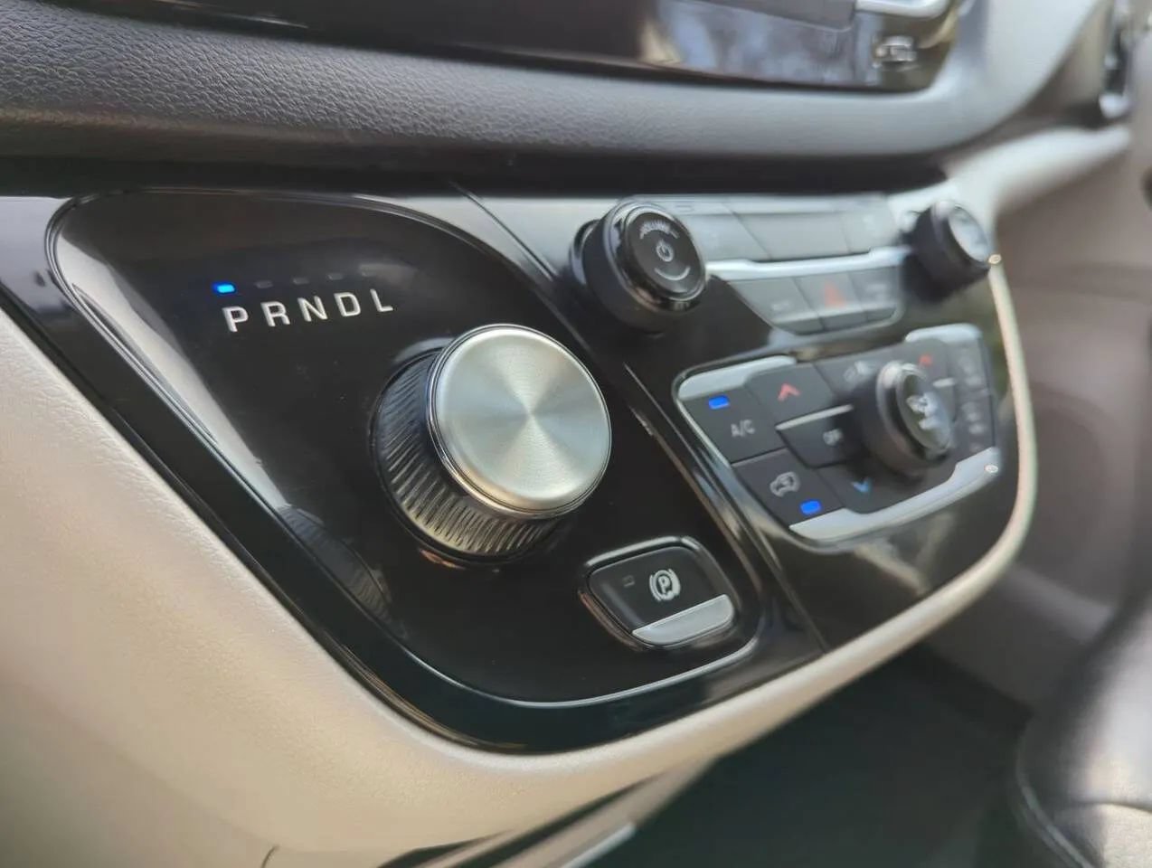 Used 2023 Chrysler Voyager LX FWD image 19
