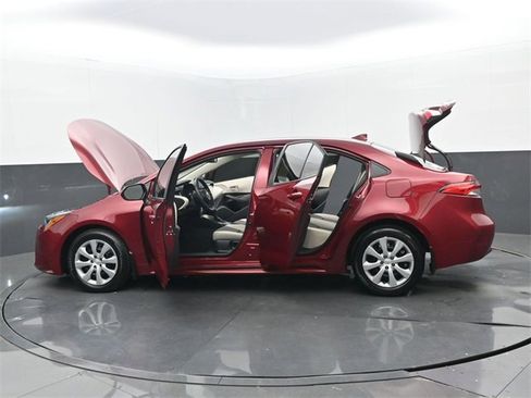 Used 2025 Toyota Corolla LE image 33