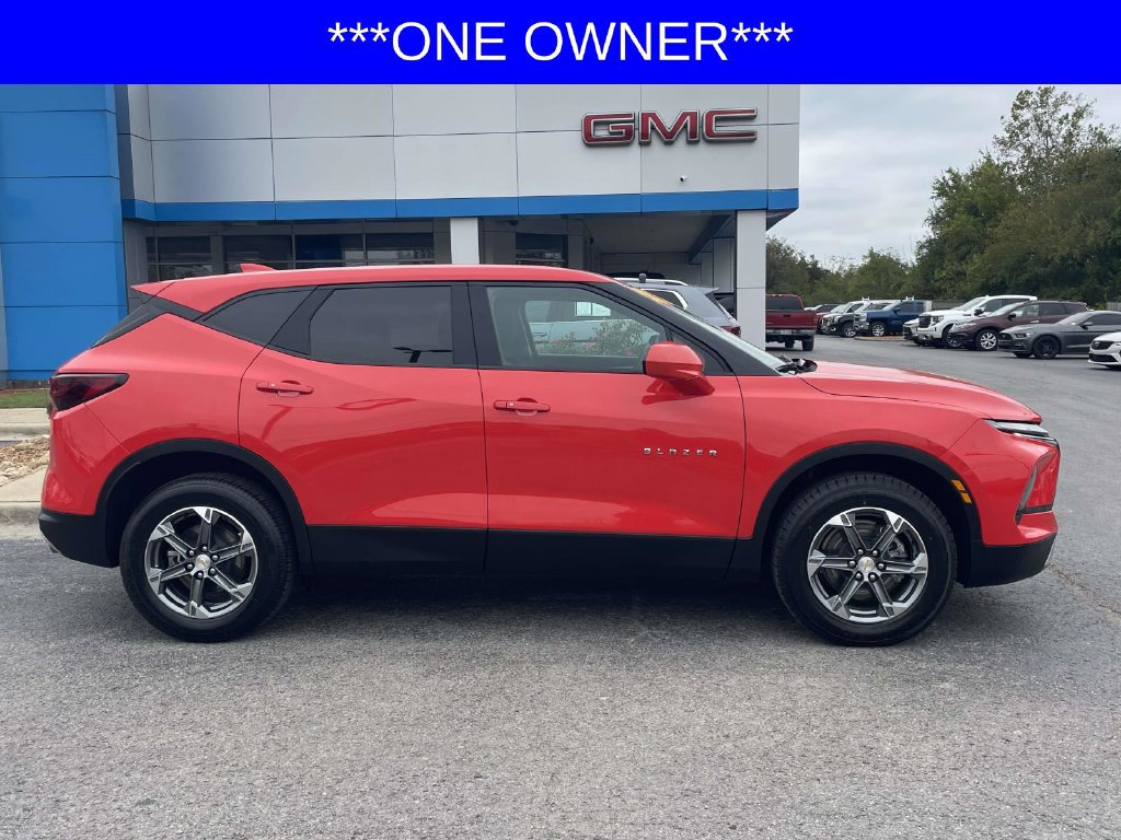 Used 2025 Chevrolet Blazer LT FWD image 2