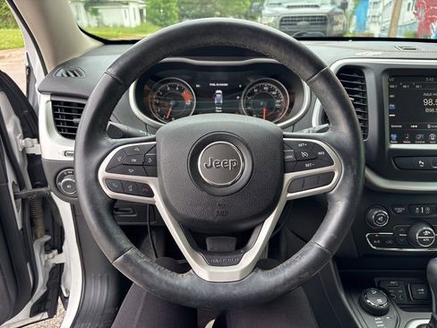 Used 2017 Jeep Cherokee Limited w/ Luxury Group AWD/4WD image 17