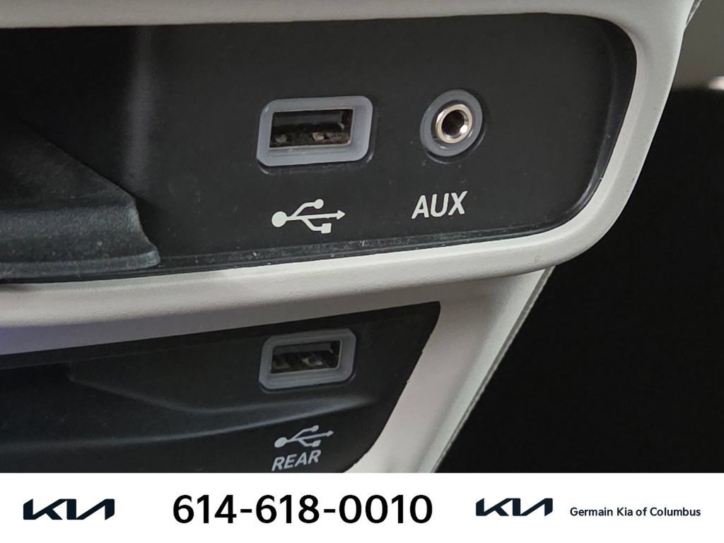 Used 2017 Chrysler Pacifica Limited w/ UConnect Theater Package FWD image 30