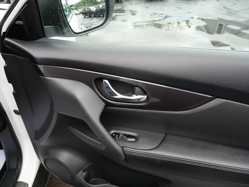 Used 2018 Nissan Rogue SV AWD/4WD image 21