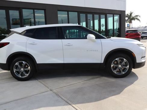 Used 2025 Chevrolet Blazer LT AWD/4WD image 2