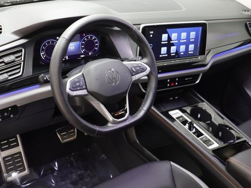 Used 2025 Volkswagen Atlas Peak Edition SE image 6