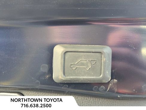 Used 2023 Toyota RAV4 XLE Premium image 8