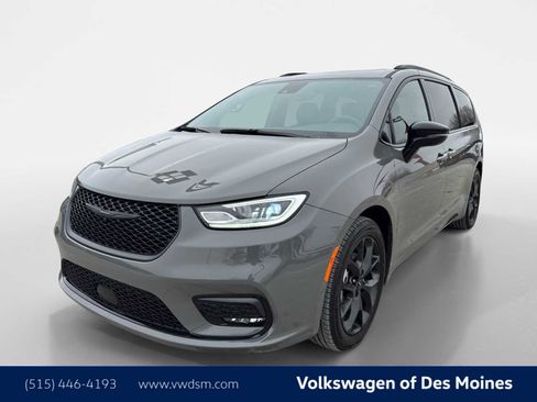 Used 2025 Chrysler Pacifica Limited image 1