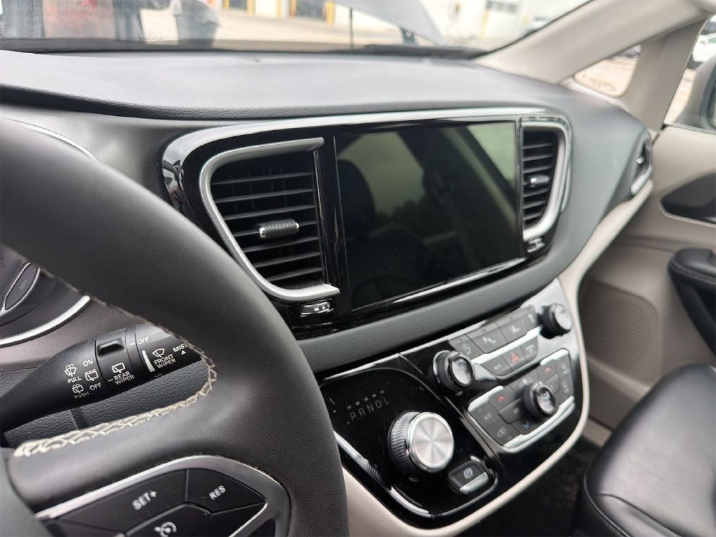 Used 2023 Chrysler Pacifica Touring-L FWD image 4