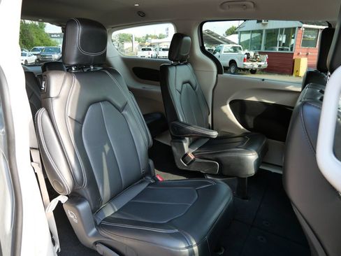 Used 2024 Chrysler Pacifica Touring-L FWD image 14