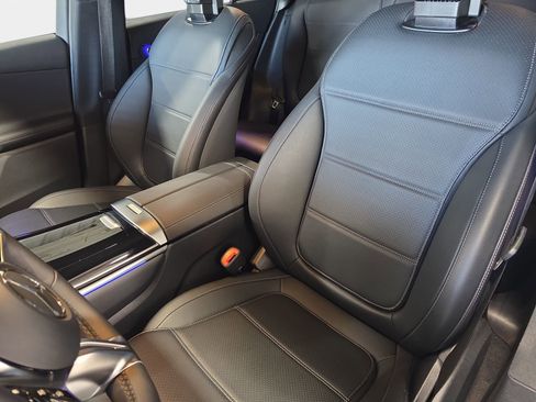 Used 2025 Mercedes-Benz GLC 300 4MATIC image 15