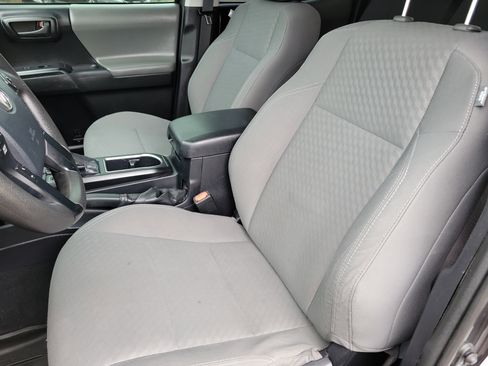 Used 2020 Toyota Tacoma SR w/ SR Convenience Package image 4