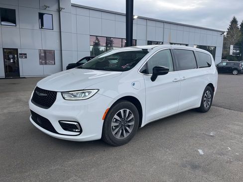 Used 2024 Chrysler Pacifica Select image 3