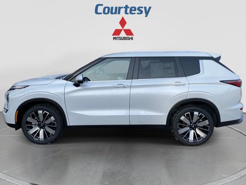 New 2026 Mitsubishi Outlander SE AWD/4WD image 2