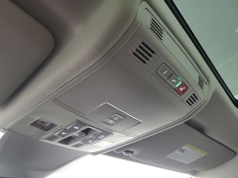 Used 2023 Volkswagen Tiguan SE w/ Panoramic Sunroof Package FWD image 32