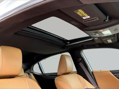 Used 2020 Lexus ES 300h Ultra Luxury w/ Accessory Package FWD image 13